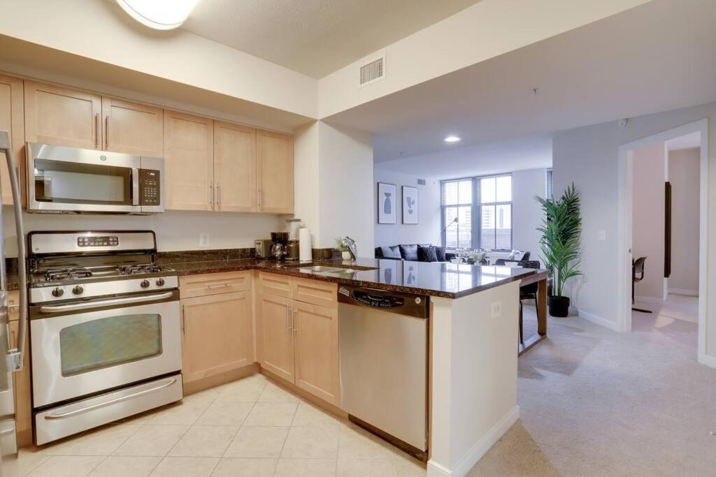 Upscale Comfort Next To Metro And Dining Arlington Exterior photo