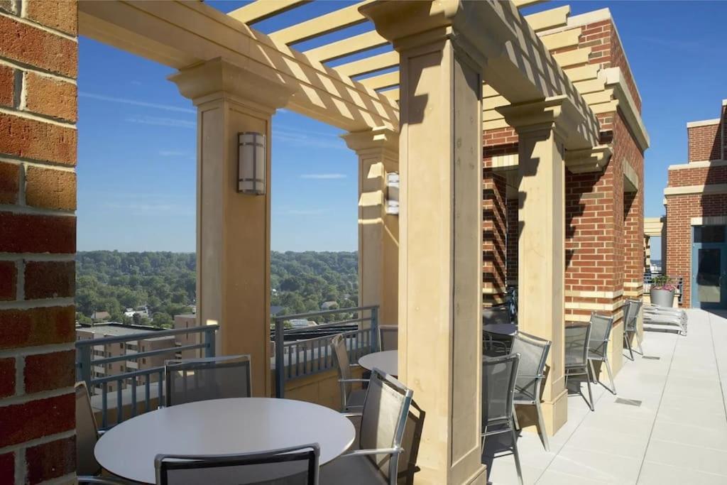 Upscale Comfort Next To Metro And Dining Arlington Exterior photo