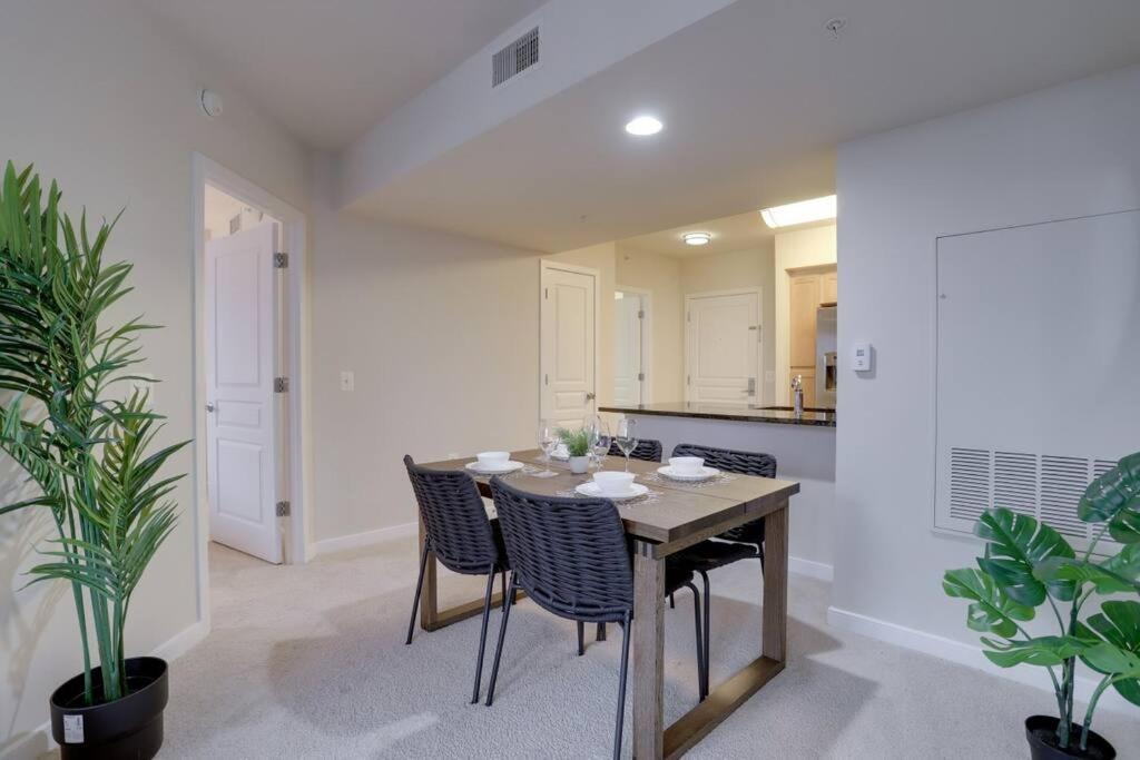 Upscale Comfort Next To Metro And Dining Arlington Exterior photo