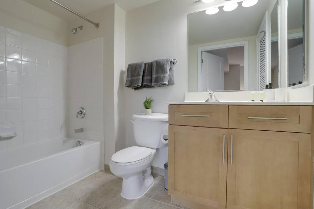 Upscale Comfort Next To Metro And Dining Arlington Exterior photo